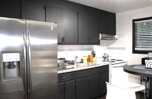 McDonough Apartamento | Great Extended Work Stays-Pet-Friendly Cozy 2BR, Driveway Parking, 30M from Downtown Atlanta
