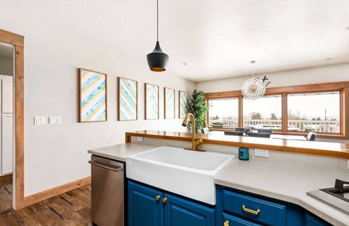 Great Falls Casa | Great Falls Luxe Haven: 4BR, Gym, Office & Hot Tub