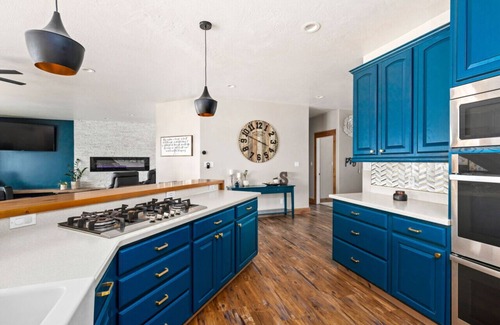 Great Falls Casa | Great Falls Luxe Haven: 4BR, Gym, Office & Hot Tub