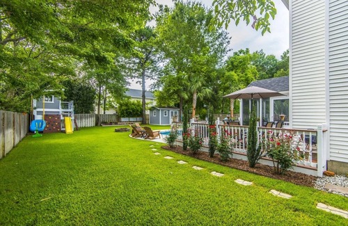 Mount Pleasant Casa | Great family home with private pool - 5 min from beach!!