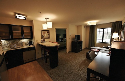Liverpool Condominio | Great for Business Travelers! Free Breakfast + Business Center | 1 Bedroom Suite Near Syracuse