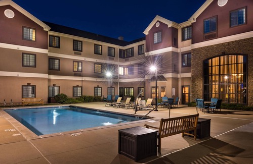 O'Fallon Apartamento | Great for Business Travelers! Pool + Gym