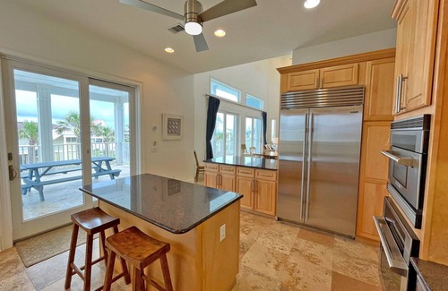 Villa Segunda Casa | Genial para familias. Amplio plan de piso abierto, piscina privada. Fácil acceso a la playa.