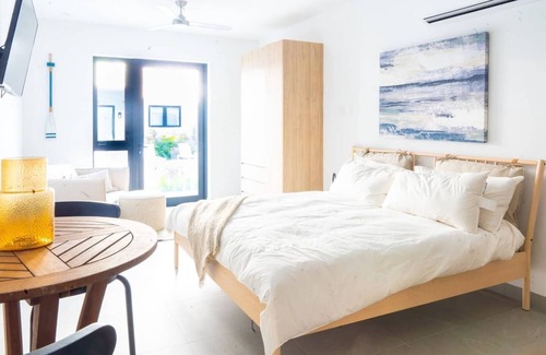 Grace Bay Apartamento | Great For Families! Stunning Pool + Location