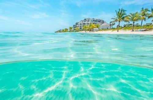Grace Bay Apartamento | Great For Families! Stunning Pool + Location