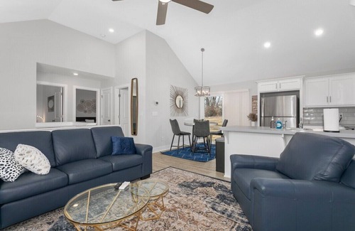 Claycomo Casa | Great for Groups Sleeps 8 King Beds|Worlds Of Fun