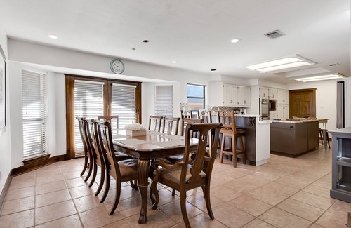 Dripping Springs Casa | Dripping Springs Retreat Sleeps 20+, Hot Tub, Fire Pit, Tennis Court and Privacy