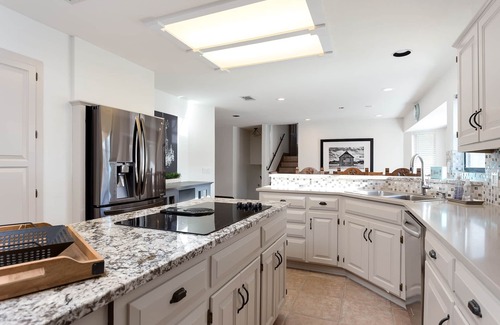 Dripping Springs Casa | Dripping Springs Retreat Sleeps 20+, Hot Tub, Fire Pit, Tennis Court and Privacy