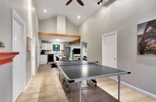 Dripping Springs Casa | Dripping Springs Retreat Sleeps 20+, Hot Tub, Fire Pit, Tennis Court and Privacy