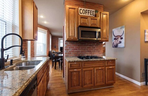 Northeast Kansas City Casa | Charming Historic Home-Near DT KC-Jacuzzi+Wifi
