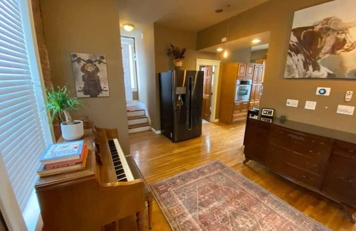 Northeast Kansas City Casa | Charming Historic Home-Near DT KC-Jacuzzi+Wifi