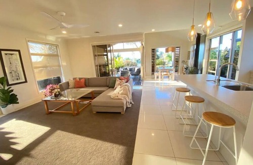 Mount Maunganui Casa | Great for large families & so much to do! Beach nearby, pool, spa, games room