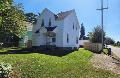Roosevelt Park Casa | Great for working professionals: medical, construction, etc. LTE, or Mid-term!