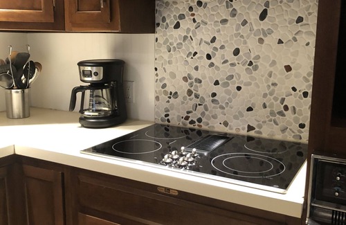 Empire Casa | Excelente ubicación en Glen Arbor! Entorno arbolado privado, rápido paseo a la ciudad! Duerme 10