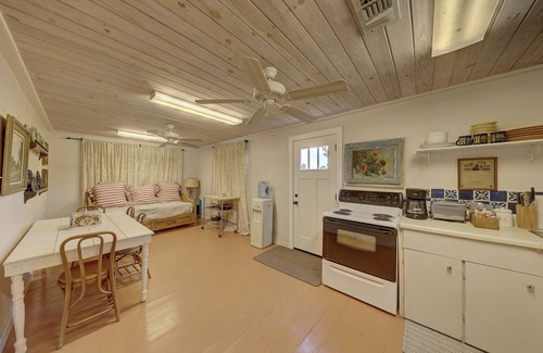 Hunt Casa | Great Guadalupe River Access! Outdoor Firepit, Pavilion & wood burning stove!