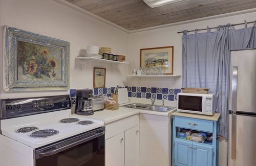 Hunt Casa | Great Guadalupe River Access! Outdoor Firepit, Pavilion & wood burning stove!