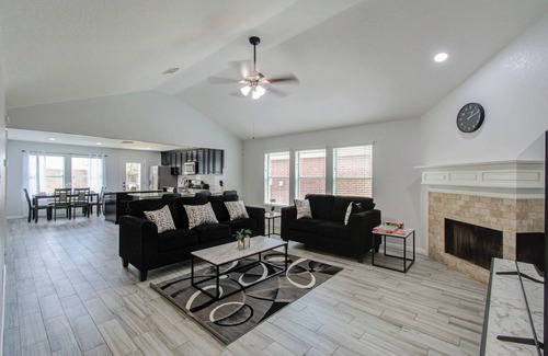 Klein Casa | Great home with king bed