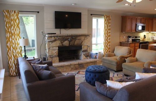 Seven Points Casa | Great House on Lake with Swimming, Fishing and Boating