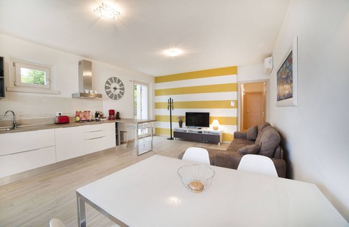 Albisano Apartamento | GRAN VISTA AL LAGO - JARDIN PRIVADO - JACUZZI