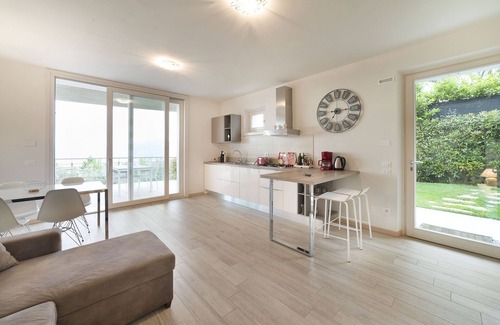 Albisano Apartamento | GRAN VISTA AL LAGO - JARDIN PRIVADO - JACUZZI