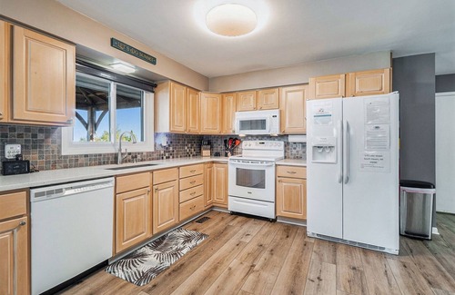 Glenn Haven Shores Casa | Great Lakes Escape | Surreal Lakeview Getaway | Private Beach Access | Hot Tub
