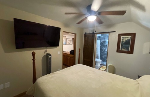 Aransas Pass Cabaña | Great little cottage tucked away from busy road. Plenty of parking for boat.