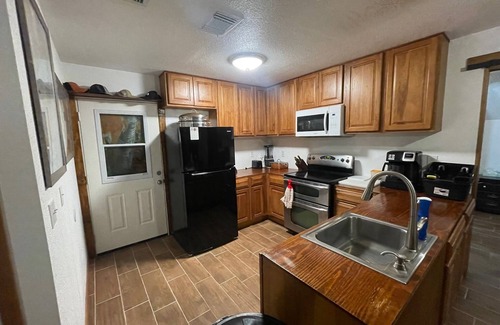 Aransas Pass Cabaña | Great little cottage tucked away from busy road. Plenty of parking for boat.