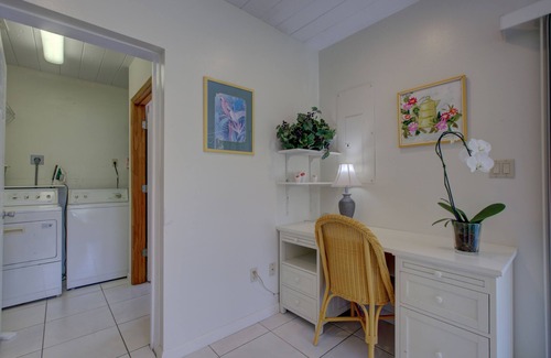 Long Meadow Casa | Excelente ubicación, 2 recámaras, 2 baños, patio privado.