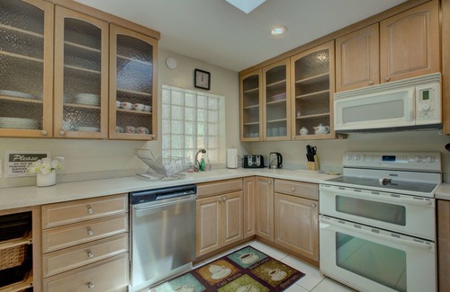 Long Meadow Casa | Excelente ubicación, 2 recámaras, 2 baños, patio privado.