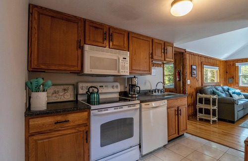 Wilmington Cabina | 🌲Great Location! 55" TV/Screened Porch/Stone Firepit/Grill