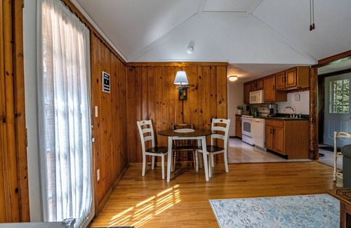 Wilmington Cabina | 🌲Great Location! 55" TV/Screened Porch/Stone Firepit/Grill