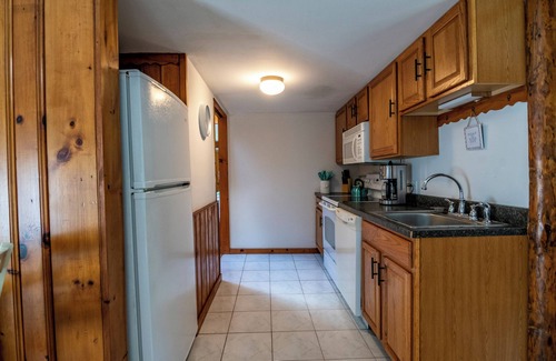 Wilmington Cabina | 🌲Great Location! 55" TV/Screened Porch/Stone Firepit/Grill