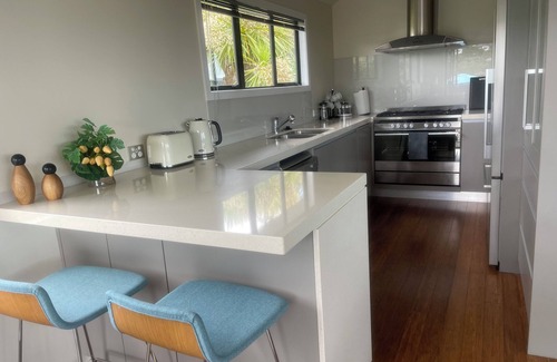 Rothesay Bay Casa | Great location by the Beach on North Shore