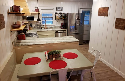 Guntersville Casa | Great Location - charming house walking distance to lake and minutes to downtown