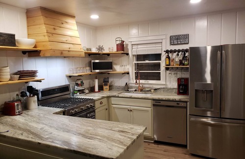 Guntersville Casa | Great Location - charming house walking distance to lake and minutes to downtown