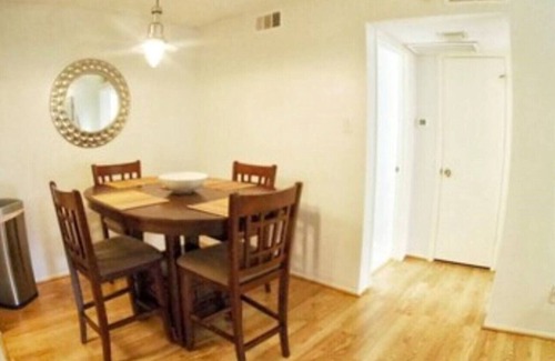 Chinatown Condominio | Great Location, Close to Galleria & Pets Welcomed!