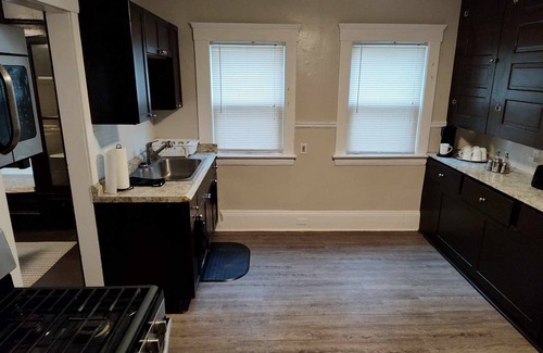 Cleveland Apartamento | Great location: Close to Case, UH, Cleve Clinic, Little Italy, museums, & more
