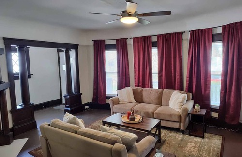 Cleveland Apartamento | Great location: Close to Case, UH, Cleve Clinic, Little Italy, museums, & more