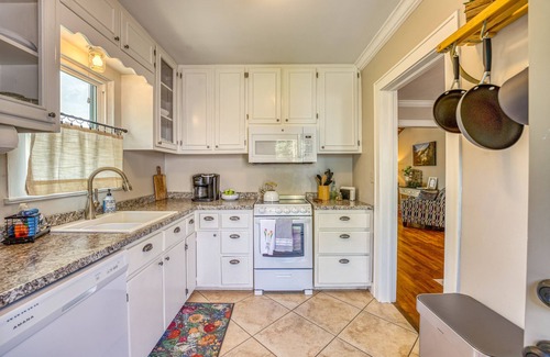 Harrison Casa | Great location just two minutes from downtown square with a Hot Tub!