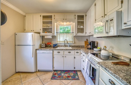 Harrison Casa | Great location just two minutes from downtown square with a Hot Tub!