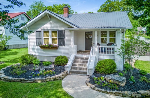 Harrison Casa | Great location just two minutes from downtown square with a Hot Tub!