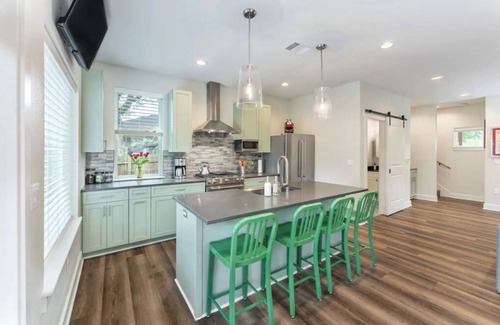 South Lamar Casa | Great location - Memorial Day Weekend - Hot Luck Festival!