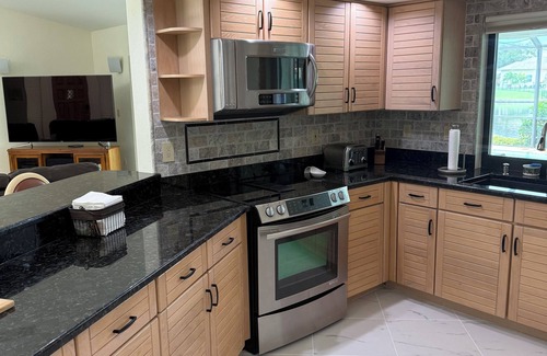 Town and River Casa | GREAT location near Ft Myers Beach, Sanibel, and walking distance to restaurants