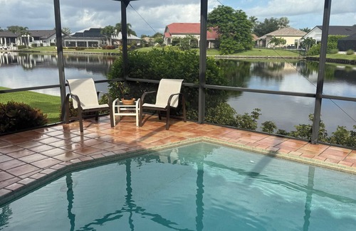 Town and River Casa | GREAT location near Ft Myers Beach, Sanibel, and walking distance to restaurants