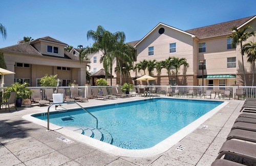Villas Apartamento | Great Location! Outdoor Pool, Minutes to Bell Tower Shops and Fish Tale Marina!