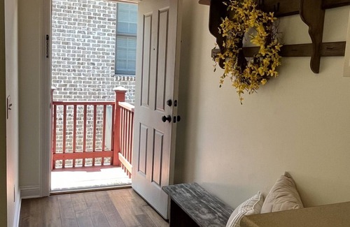 Darien Apartamento | Great Location! This adorable carriage house style studio apartment is located in the center of it all in Darien. The Darien Riverfront, restaurants and shops are literally steps away.