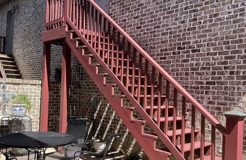 Darien Apartamento | Great Location! This adorable carriage house style studio apartment is located in the center of it all in Darien. The Darien Riverfront, restaurants and shops are literally steps away.