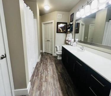 Dallas Apartamento | Great Location to Hop on the Dart Train to the STATE FAIR OF TEXAS!