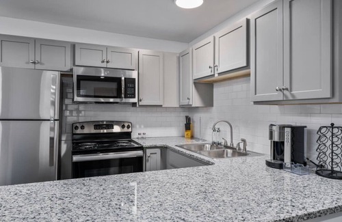 Forest Park Apartamento | Great Location! Updated w King Bed and Fast Wifi