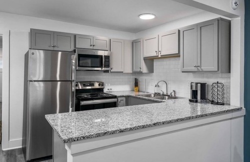 Forest Park Apartamento | Great Location! Updated w King Bed and Fast Wifi